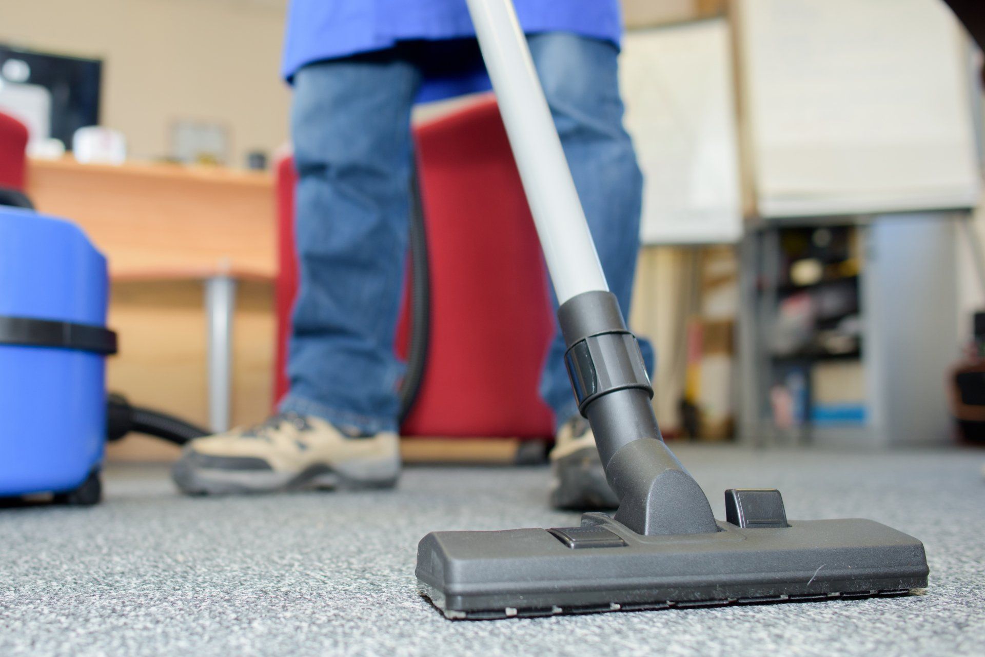 Professionnel passe l'aspirateur