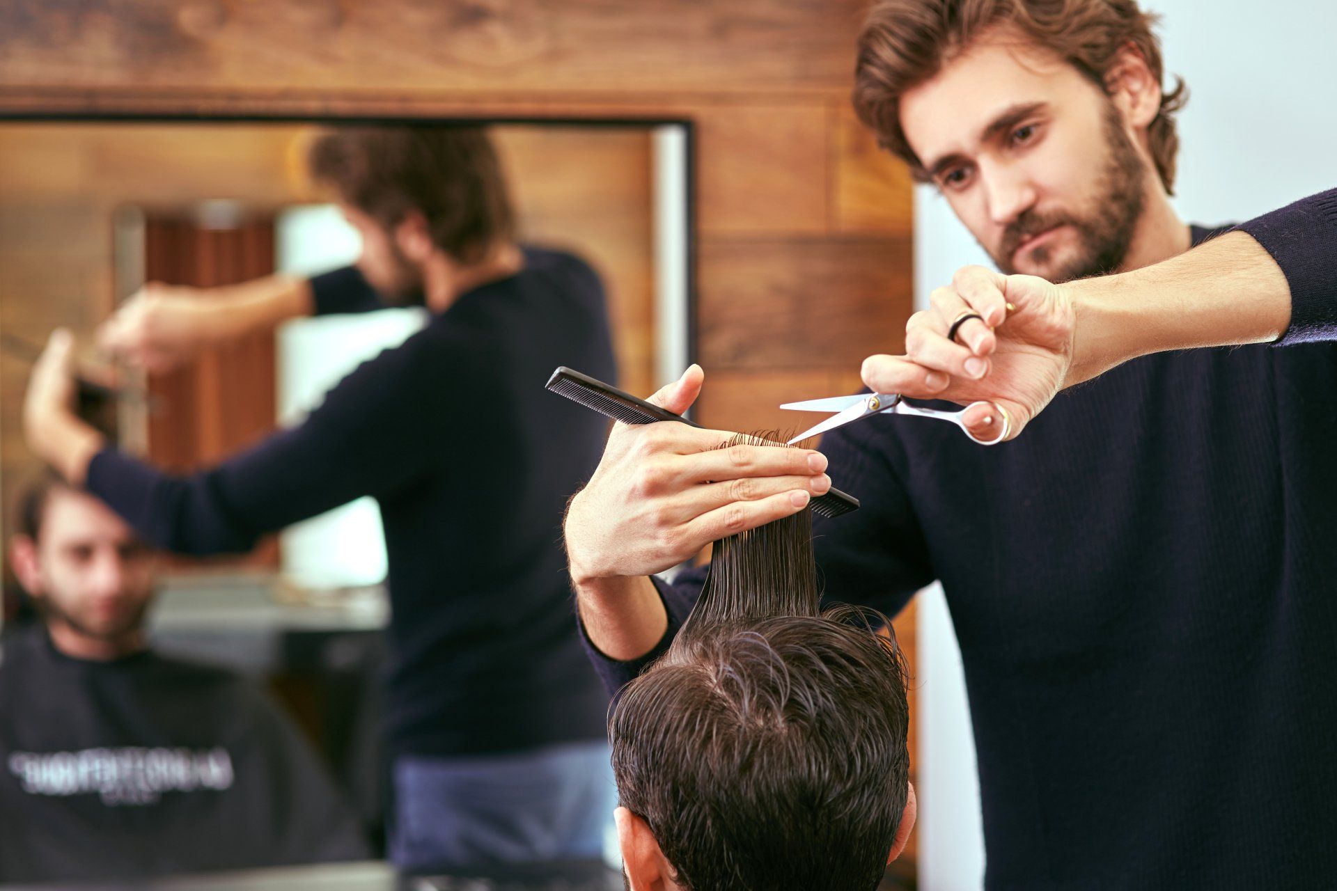 Un Homme A Suivre - Salon De Coiffure