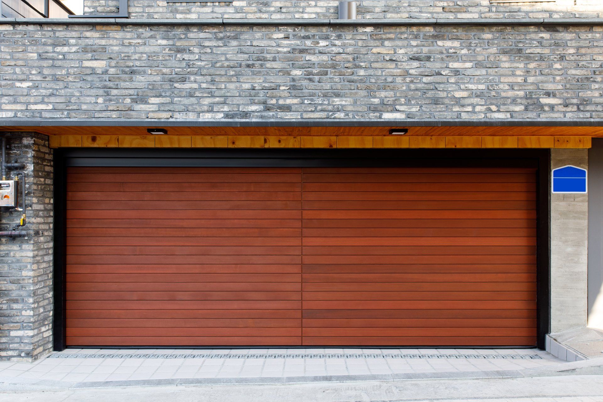 Porte de garage automatisée en bois plein