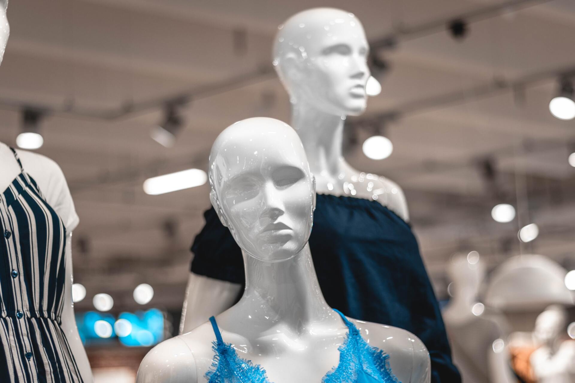 Mannequins dans vitrine