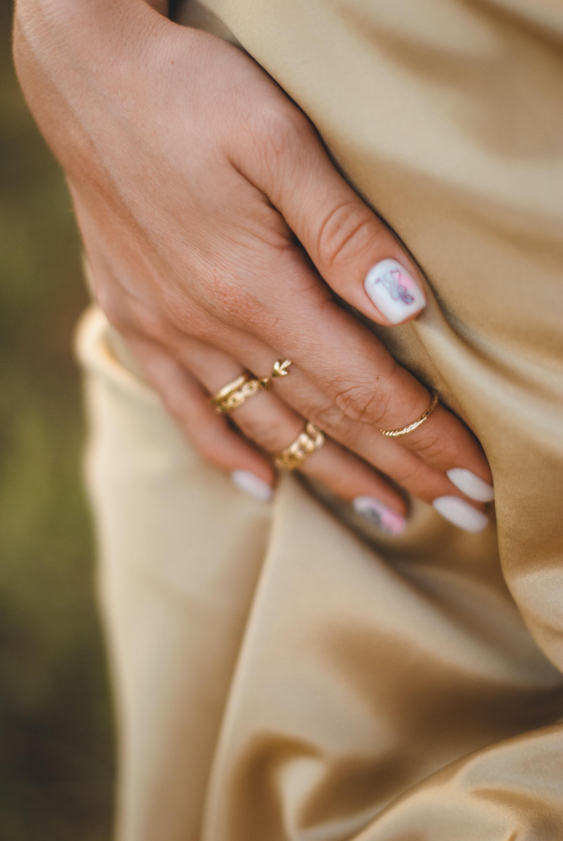 Une main avec des ongles décorés