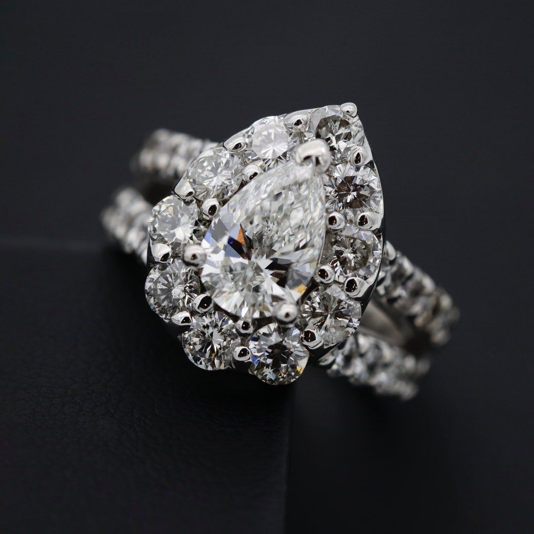 Bague avec diamant ovale